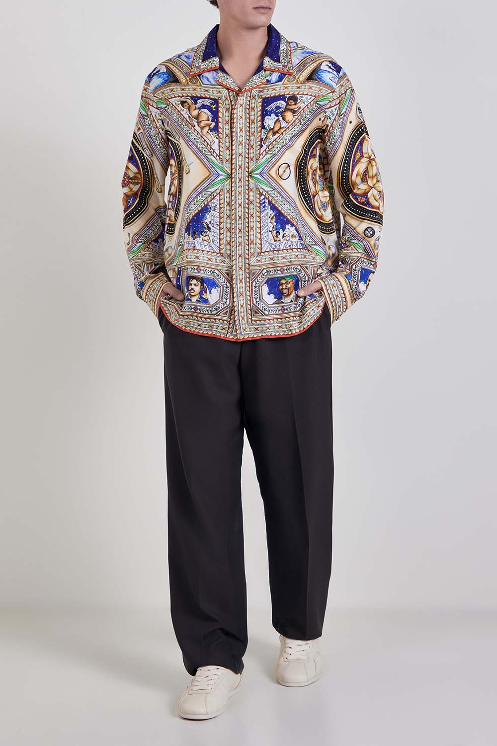 תמונת כל הלוק של חולצת מכופתרת בגזרה משוחררת